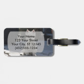 White West Highland Terrier Sitting on Sidewalk Bagagelabel (Achterkant horizontaal)