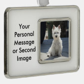 White West Highland Terrier Sitting on Sidewalk Verzilverd Omlijst Ornament (Rechts)