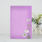 White Wildflower op Paars huwelijk Briefpapier (Staand voorkant)