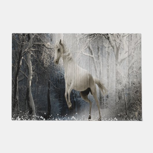 White Winter Horse in Mountain Forest Deurmat (Voorkant)