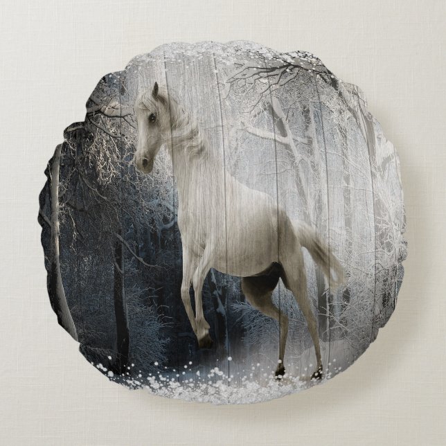 White Winter Horse in Mountain Forest Rond Kussen (Voorkant)