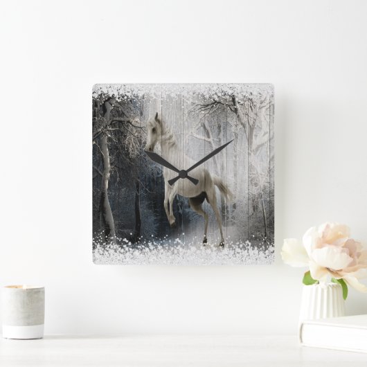 White Winter Horse in Mountain Forest Vierkante Klok (Huis)