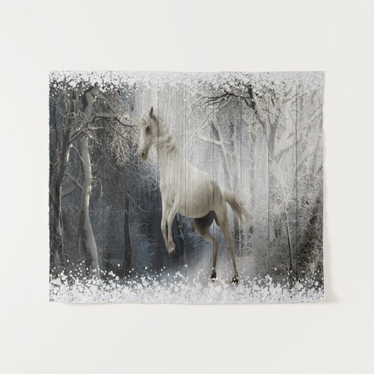 White Winter Horse in Mountain Forest Wandkleed (Voorkant (horizontaal))