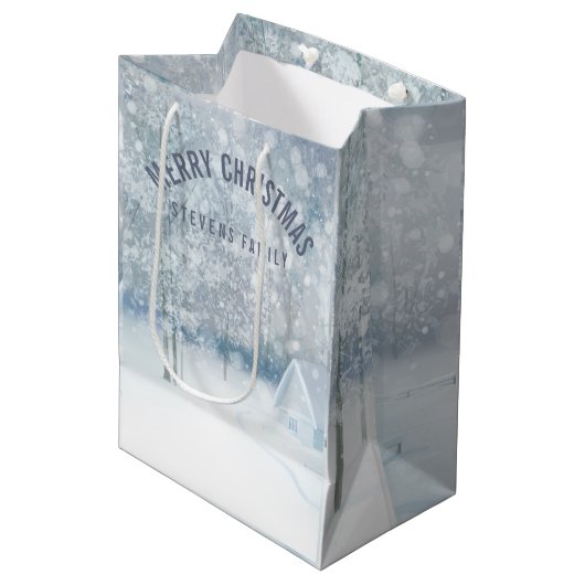 White Winter Romantic Snowy Bossen Medium Cadeauzakje (Voorkant Gekanteld)