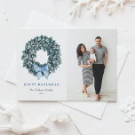 White Winterberry Wreath Happy Hanukkah Foto Feestdagenkaart<br><div class="desc">Happy Hanukkah! Stuur Hanukkah naar familie en vrienden met dit grove briefkaart. Het is voorzien van waterverf witte winterbes en boksbossen met een blauw lintje. Personaliseer door groeten,  foto's,  naam,  adres en bericht toe te voegen. Deze winterbes met briefkaart is beschikbaar in andere kartonnen dozen.</div>