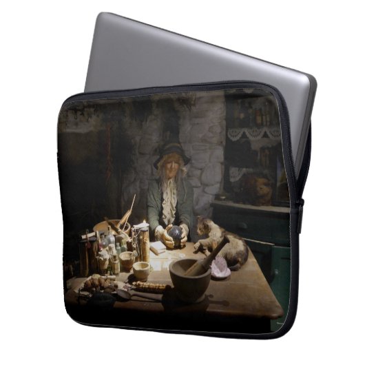 White Witch's Kitchen Museum, Witchcraft & MAGICK Laptop Sleeve (Voorkant Links)