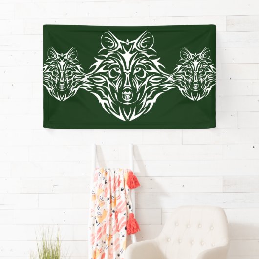 White Wolf Head op Green Spandoek (Insitu)