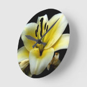 White Yellow Blossom op zwarte achtergrond Ronde Klok (Hoek)