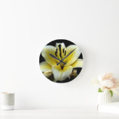 White Yellow Blossom op zwarte achtergrond Ronde Klok (Huis)