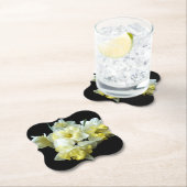 White Yellow Bouquet van Daffodils op Chic Black Kartonnen Onderzetters (Insitu)