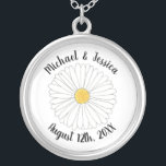 White Yellow Daisy Flower Floral Garden Party Zilver Vergulden Ketting<br><div class="desc">Pas je aan met je informatie! Het ontwerp bevat een originele markeringsillustratie van een gele en witte melkbloesem. Geweldig voor een tuinfeest, vrijgezellenfeest, bruiloft of verloving. Deze dagelijkse illustratie is ook beschikbaar op andere producten. Zie je niet wat je zoekt? Hulp nodig bij aanpassingen? Neem contact op met Rebecca om...</div>