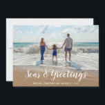 White Zeeen and Greetings Beach Kerstmis Feestdagenkaart<br><div class="desc">Een slimme keuze op de traditionele vakantiekaart is uitgerust met uw favoriete strandfoto met Zeeen & groeten in een modern wit script. Pas uw familienaam en het jaar aan.</div>