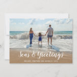 White Zeeen and Greetings Beach Kerstmis Feestdagenkaart<br><div class="desc">Een slimme keuze op de traditionele vakantiekaart is uitgerust met uw favoriete strandfoto met Zeeen & groeten in een modern wit script. Pas uw familienaam en het jaar aan.</div>