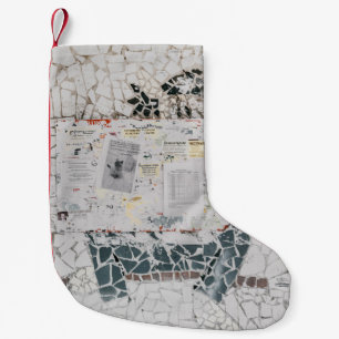 Whitepraperpapier op witte en grijze betonwal kleine kerstsok
