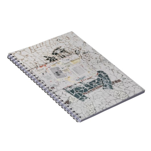 Whitepraperpapier op witte en grijze betonwal notitieboek (Rechterzijde)