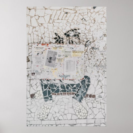 Whitepraperpapier op witte en grijze betonwal poster (Voorkant)