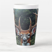 Whitetail Buck Deer in groen gebladerte Latte Mok (Voorkant)