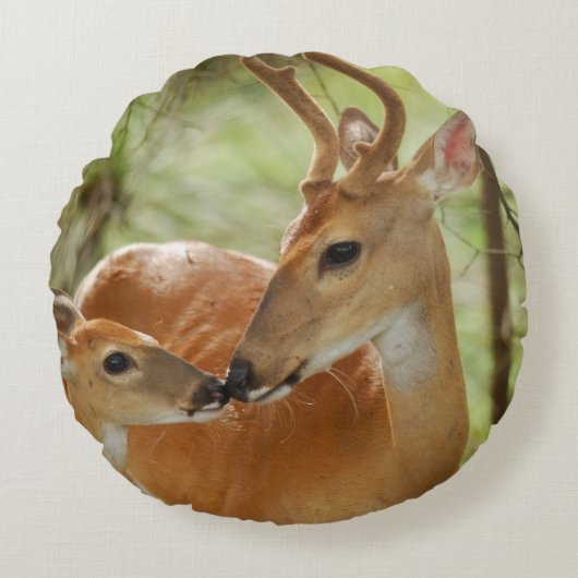 Whitetail Buck en Fawn Bonding Rond Kussen (Voorkant)