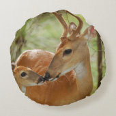 Whitetail Buck en Fawn Bonding Rond Kussen (Achterkant)