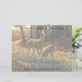 Whitetail Doe en Fawn Drink van een Stream Lett Briefhoofd (Staand voorkant)