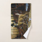 Whitetail Herten Doe in Herfst Bos Bad Handdoek (Handdoek)