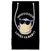 Whooo Loves Ya Baby Funny Owl Pun Dark BG Klein Cadeauzakje (Voorkant)