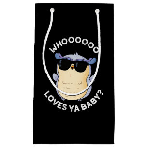 Whooo Loves Ya Baby Funny Owl Pun Dark BG Klein Cadeauzakje