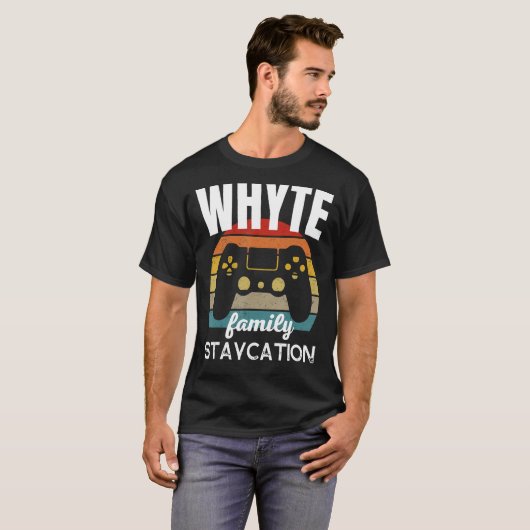 Whyte Familie Staycation Videogame Vakantie T-shirt (Voorkant volledig)