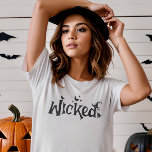 Wicked Halloween grappige heks T-shirt<br><div class="desc">Laat je 'slechte' kant van deze Halloween los en maak een betoverende verklaring. Het is het must-have t-shirt voor spookachtige seizoen,  ideaal voor trucs en lekkernijen. Pak dit op hekserij geïnspireerde ontwerp en maak van deze Halloween een vreselijk leuke!</div>