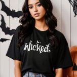 Wicked Halloween grappige heks T-shirt<br><div class="desc">Laat je 'slechte' kant van deze Halloween los en maak een betoverende verklaring. Het is het must-have t-shirt voor spookachtige seizoen,  ideaal voor trucs en lekkernijen. Pak dit op hekserij geïnspireerde ontwerp en maak van deze Halloween een vreselijk leuke!</div>