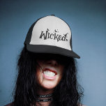 Wicked Halloween grappige heks Trucker Pet<br><div class="desc">Laat je 'slechte' kant van deze Halloween los en maak een betoverende verklaring. Het is het must-have t-shirt voor spookachtige seizoen,  ideaal voor trucs en lekkernijen. Pak dit op hekserij geïnspireerde ontwerp en maak van deze Halloween een vreselijk leuke!</div>