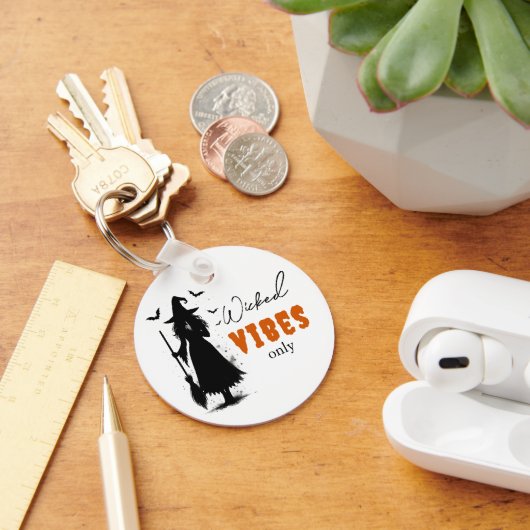 Wicked Vibes Only beroemd gemaakt door Halloween B Sleutelhanger (Bureau)