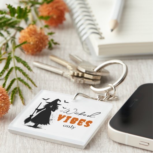 Wicked Vibes Only beroemd gemaakt door Halloween B Sleutelhanger (Voorkant Rechts)