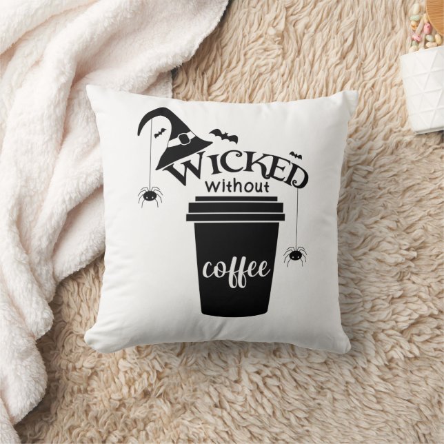 Wicked Without Coffee – Funny Witchy Coffee Lover  Kussen (Deken)