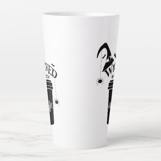 Wicked Without Coffee – Funny Witchy Coffee Lover Latte Mok (Voorkant)