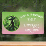 Wickedly goede heks groen roze Happy Birthday Spandoek<br><div class="desc">Geschilderd Wickedly Good Witch Green en Pink Gradient Any Age Happy Birthday Party Banner - Deze verjaardagsfeestbanner is voorzien van een groen en zwart schilderij van een heks in een betoverd bos op een groene en roze gradient ombre achtergrond. Perfect voor elke leeftijd meisje of vrouw verjaardag of Halloween Party...</div>