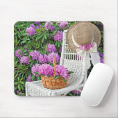 wickerstoel in de tuin van azalea muismat (Met muis)