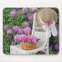 wickerstoel in de tuin van azalea