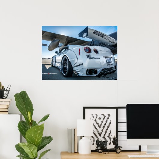 Widebody Nissan GT-R Libertywalk R35 met vliegtuig Poster (Thuiskantoor)