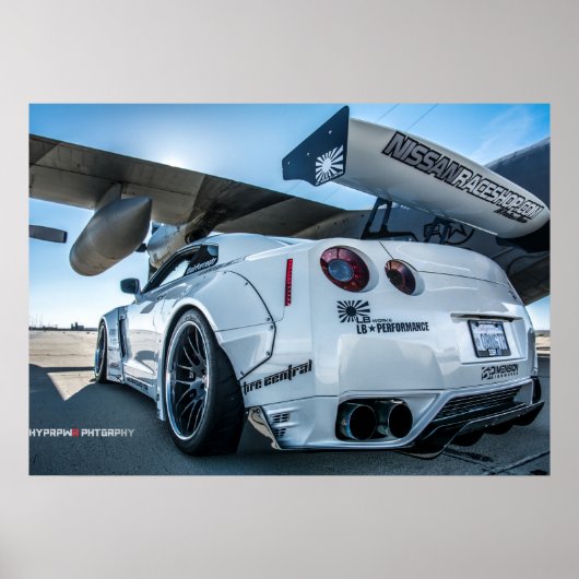 Widebody Nissan GT-R Libertywalk R35 met vliegtuig Poster (Voorkant)