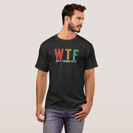 Wie 50 jaar WTF Funny 50th Birthd wordt T-shirt (Voorkant volledig)