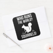 Wie bestuurt de wereld? eekhoorn vierkante sticker (Envelop)