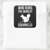 Wie bestuurt de wereld? eekhoorn vierkante sticker (Tas)