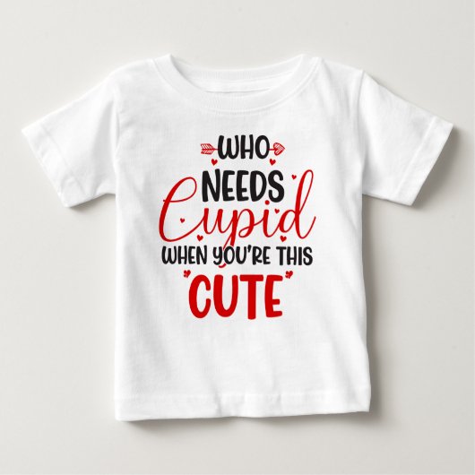 Wie heeft Cupid Valentijnsdag Baby T-shirt nodig (Voorkant)
