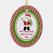 Wie heeft de Kerstman nodig... Papa kerstversierin Keramisch Ornament (Rechts)