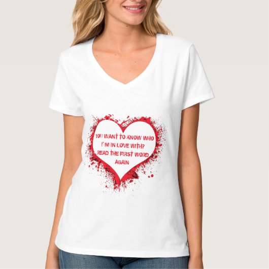 Wie ik verliefd ben op, grappige tekst in het rode t-shirt (Voorkant)