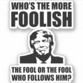 Wie is de meer gekleurde anti-trump sticker (Voorkant)