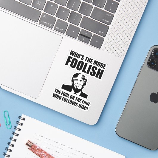 Wie is de meer gekleurde anti-trump sticker (Laptop met iPhone)
