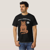 Wie is een GOEDE BOY? Humoureus Cat Lover's T-shirt (Voorkant volledig)