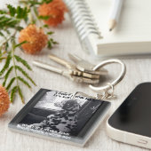 Wie is een goede jongen... T-Shirt Sleutelhanger (Voorkant Rechts)